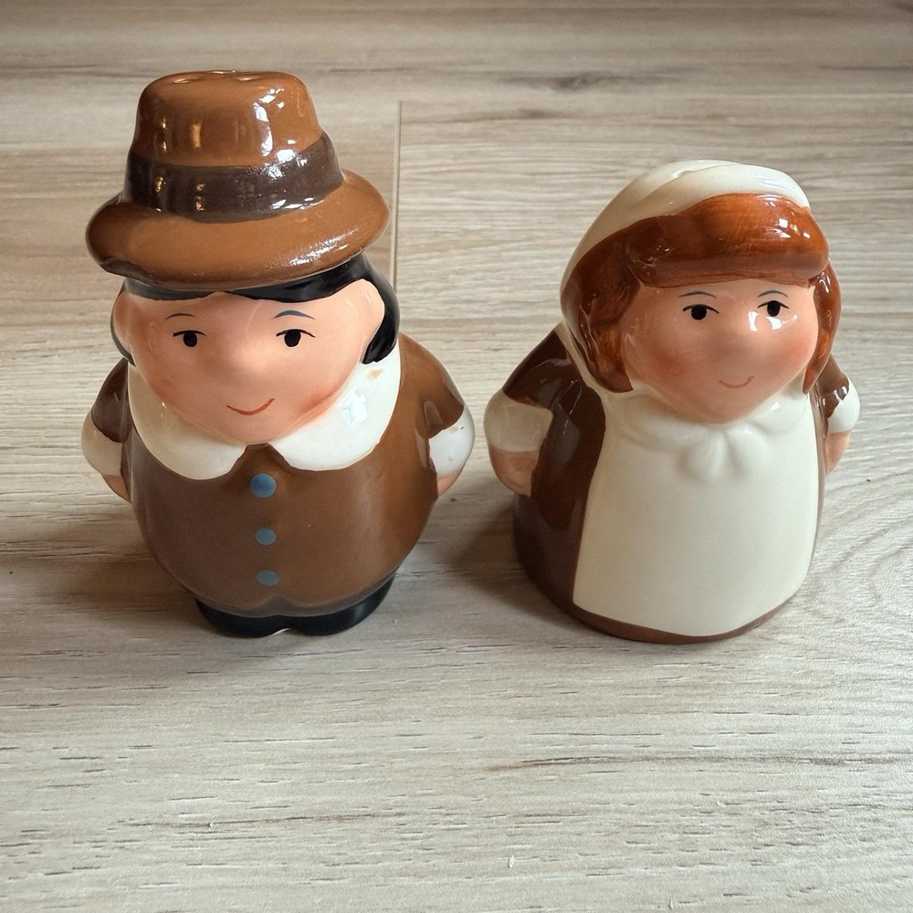 Pilgrim Pair Salt and Pepper Shakers Thanksgiving Themed 2004 Vintage Publix
